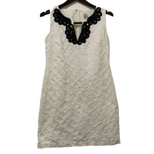 Sangria White and Black Textured Embroidered Shift V-neck Sleeveless Dress 4